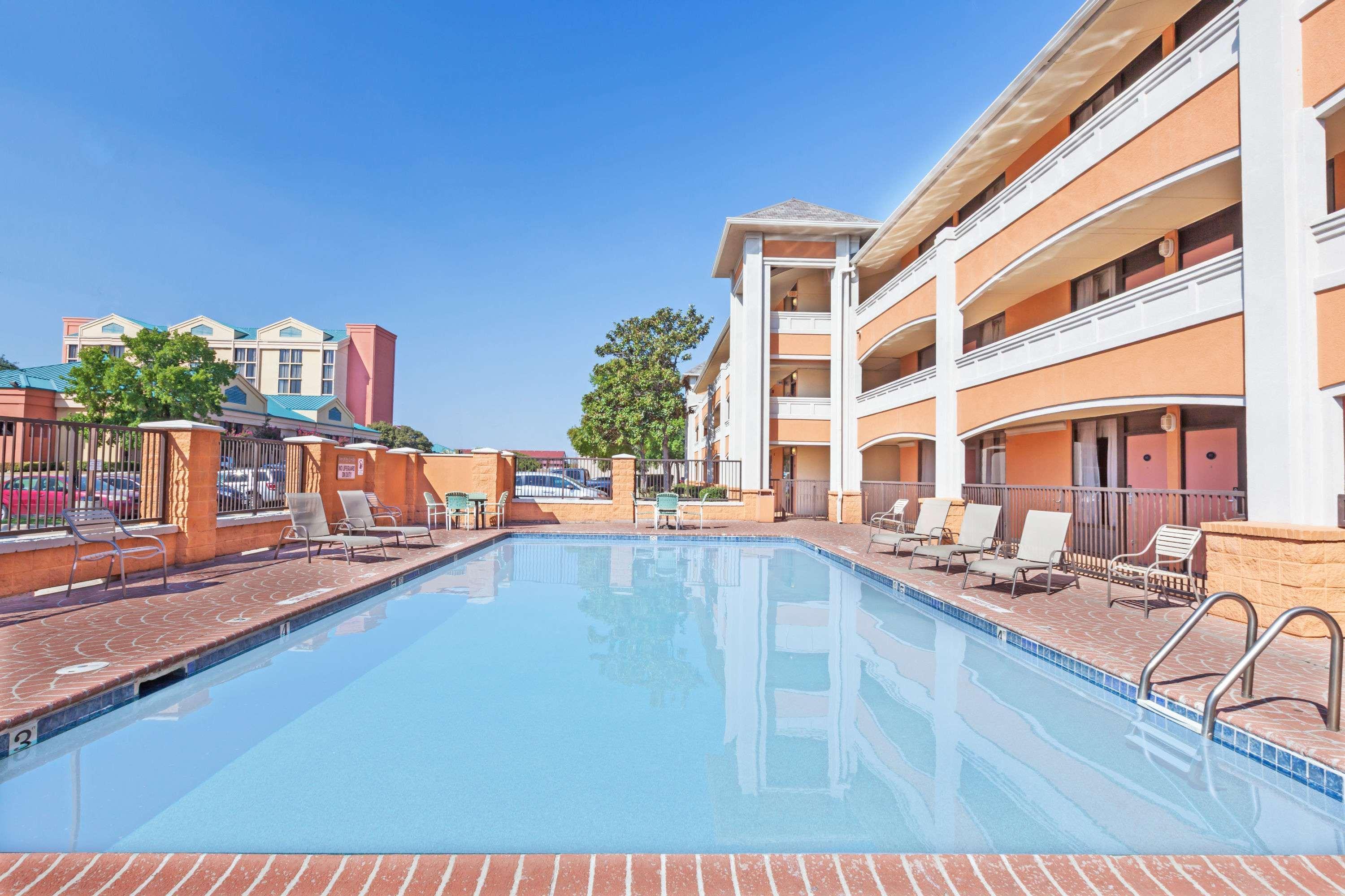 Days Inn By Wyndham Irving Grapevine Dfw Airport North Buitenkant foto
