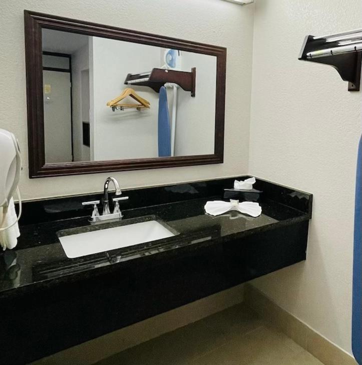 Days Inn By Wyndham Irving Grapevine Dfw Airport North Buitenkant foto